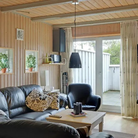 Three-bedroom Holiday In 55